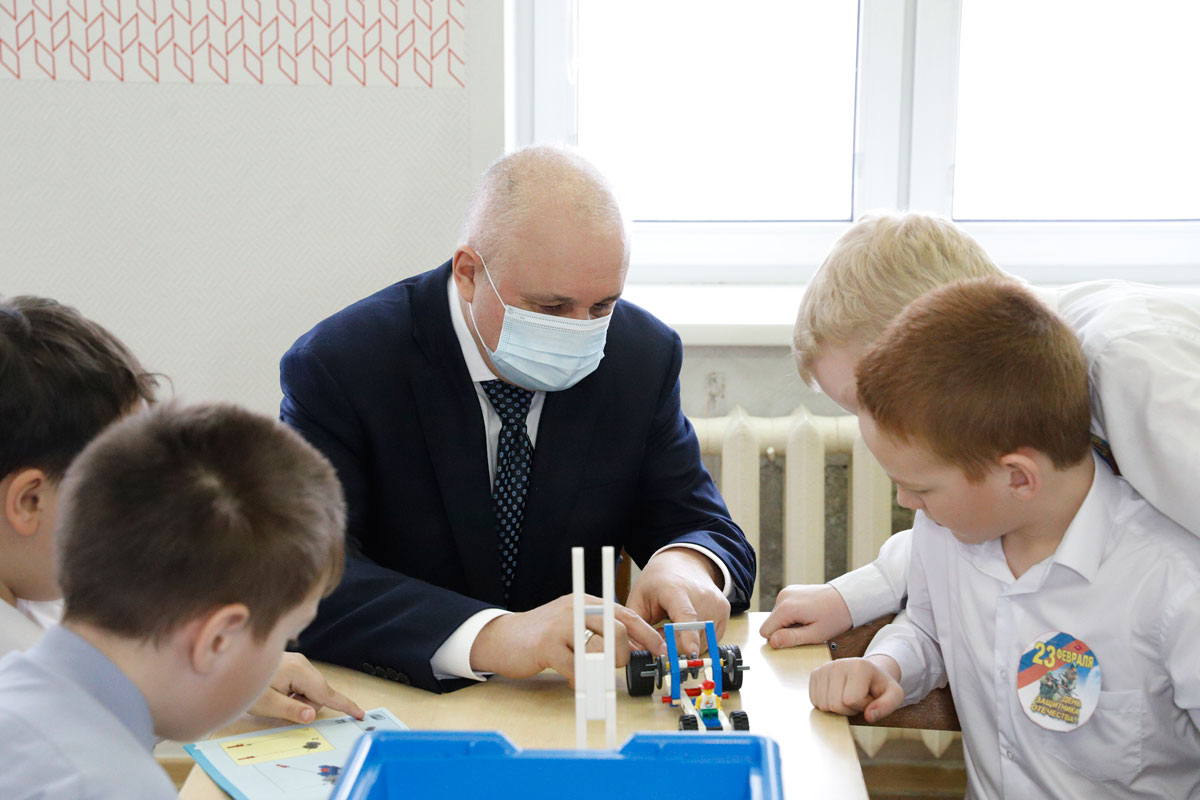 На уроке робототехники в капитально отремонтированной школе в Крапивинском районе