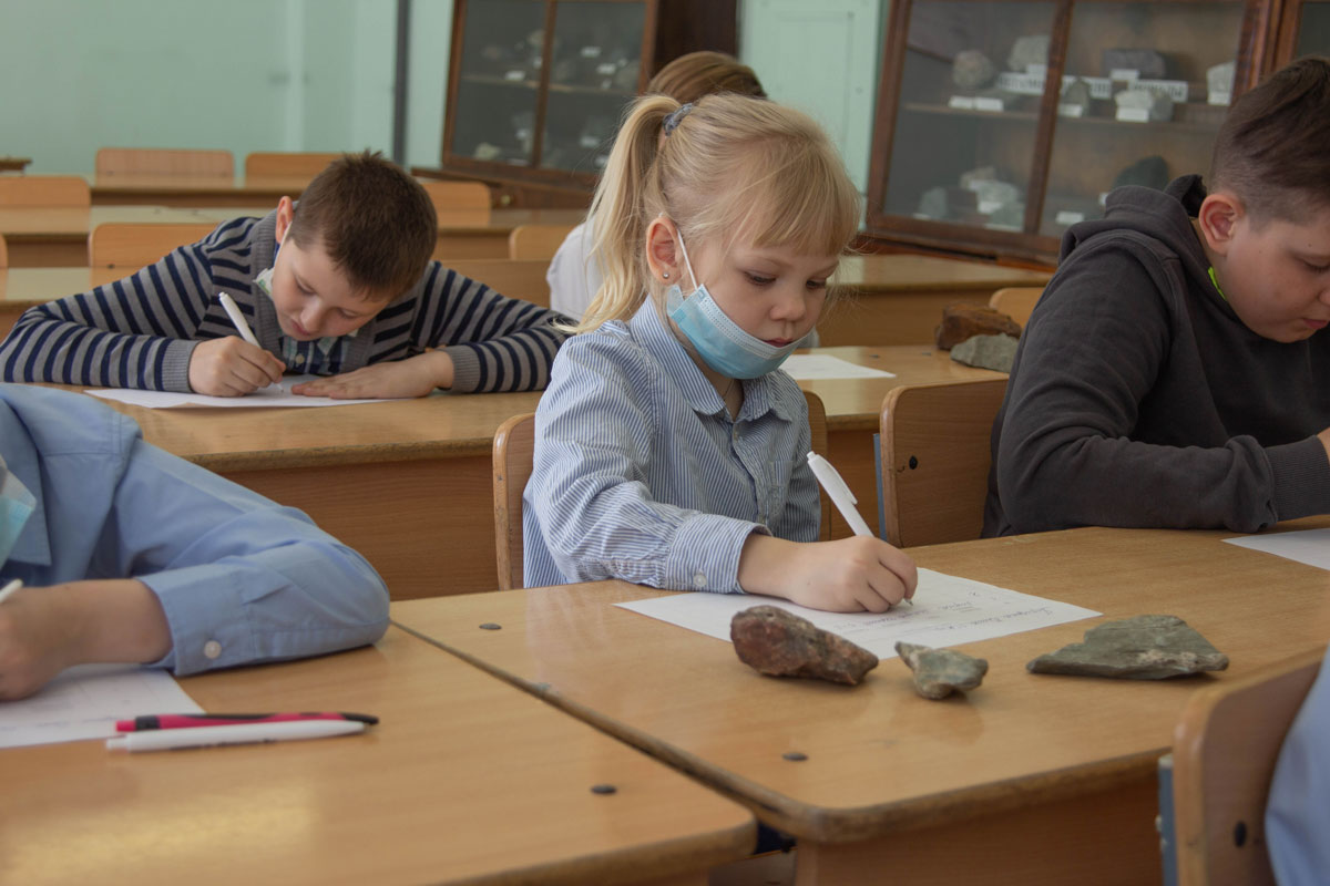 Юные геологи и «опытные специалисты»