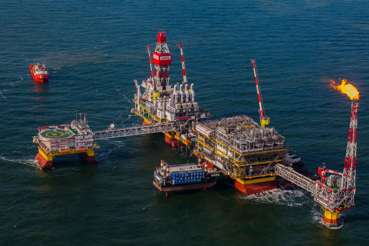 Нефтяная платформа ПАО «Лукойл» на шельфе Каспийского моря