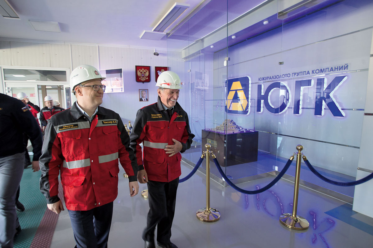 Губернатор Алексей Текслер знакомится с производственным процессом золотоизвлекательной фабрики Светлинского ГОКа, 2019 год