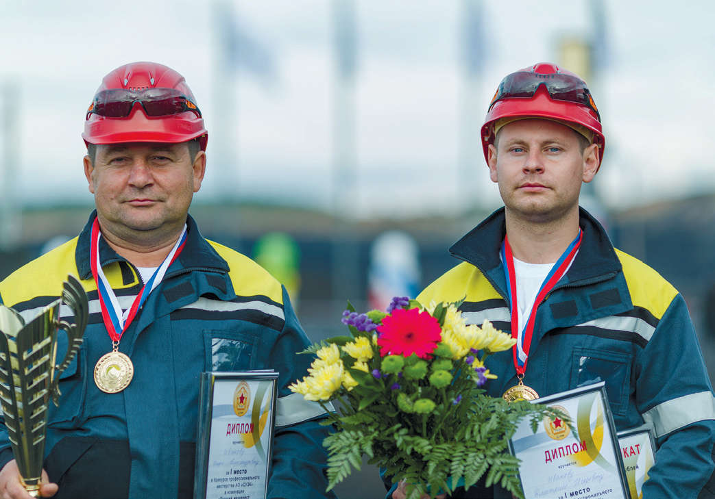 Отец и сын: Игорь и Дмитрий Ивановы трудятся в одном экипаже экскаватора