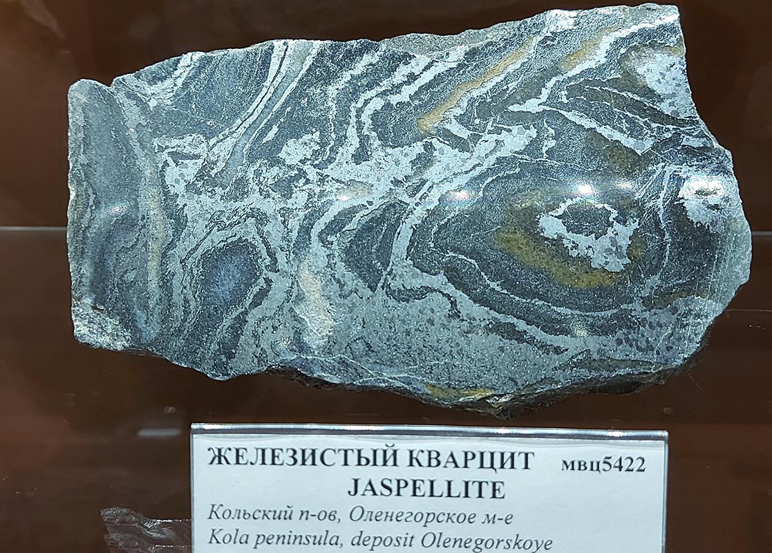 Рис. 5. Магнетит-гематитовый кварцит Оленегорского месторождения из собрания АО «Апатит»