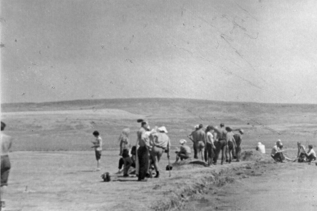 Работа в маршруте на точке наблюдения, Крым, 1966 г.