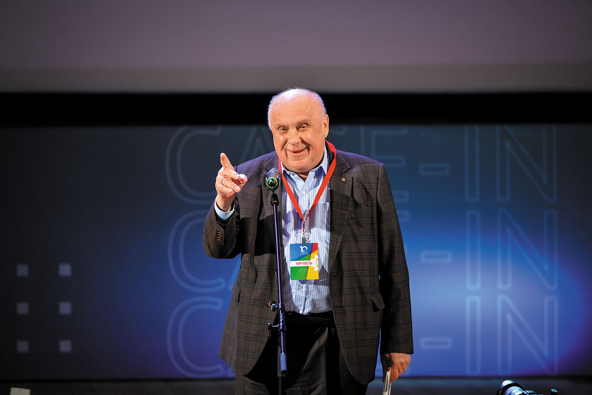 Юрий Малышев обращается к финалистам чемпионата «CASE-IN»
