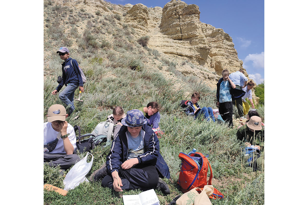 Рис. 17. Изучение верхнеюрских отложений г. Ханской