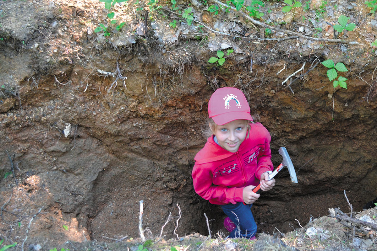 Рис. 1. Поиск самоцветов (Средний Урал, Мурзинка