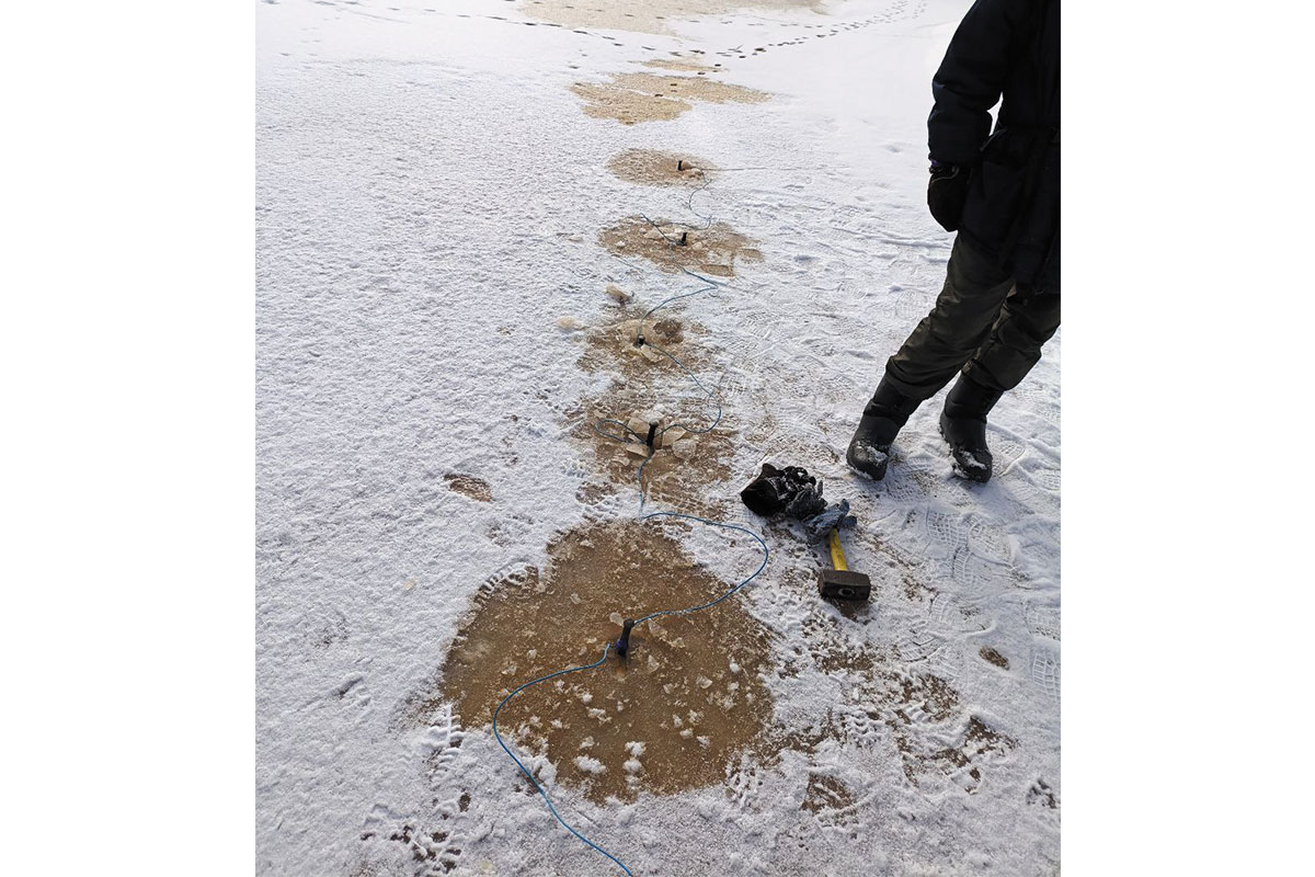 Рис. 5. Заземление на бесконечности Рис. 6. Заземления питающих электродов в лунку