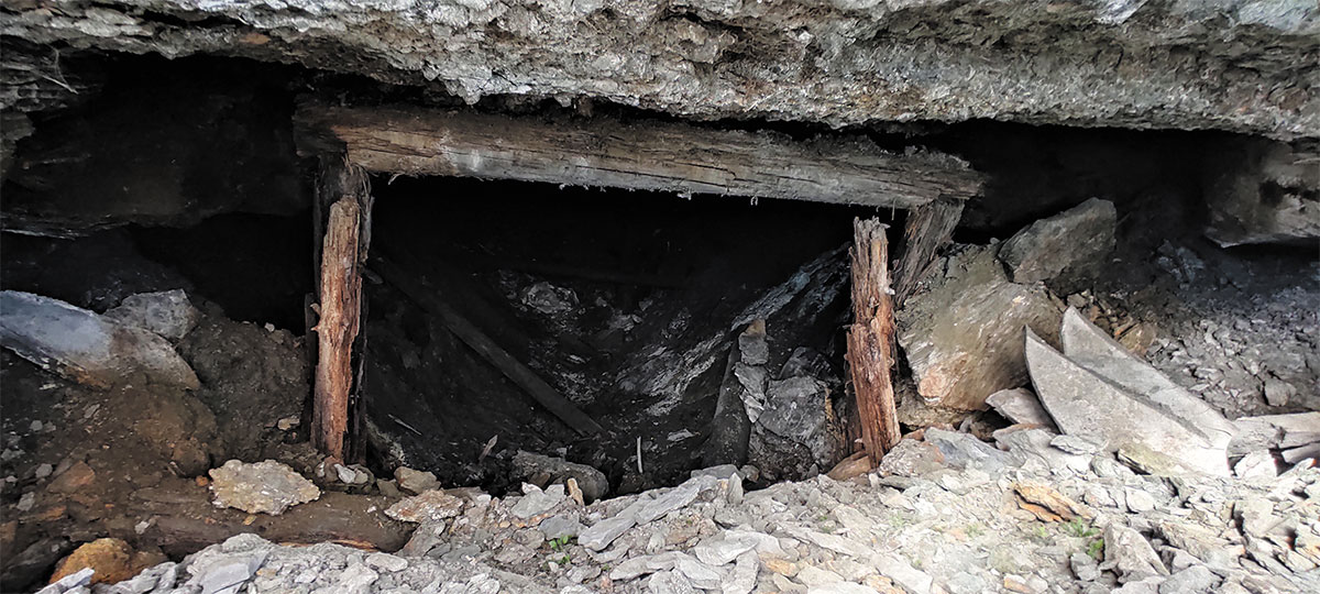 Рис. 8. а) Добыча битуминозных сланцев в районе пос. Новокашпирский [20; 21]; б) у входа в одну из заброшенных штолен по добыче битуминозных сланцев (наши дни), фото Никулкиной О.В.