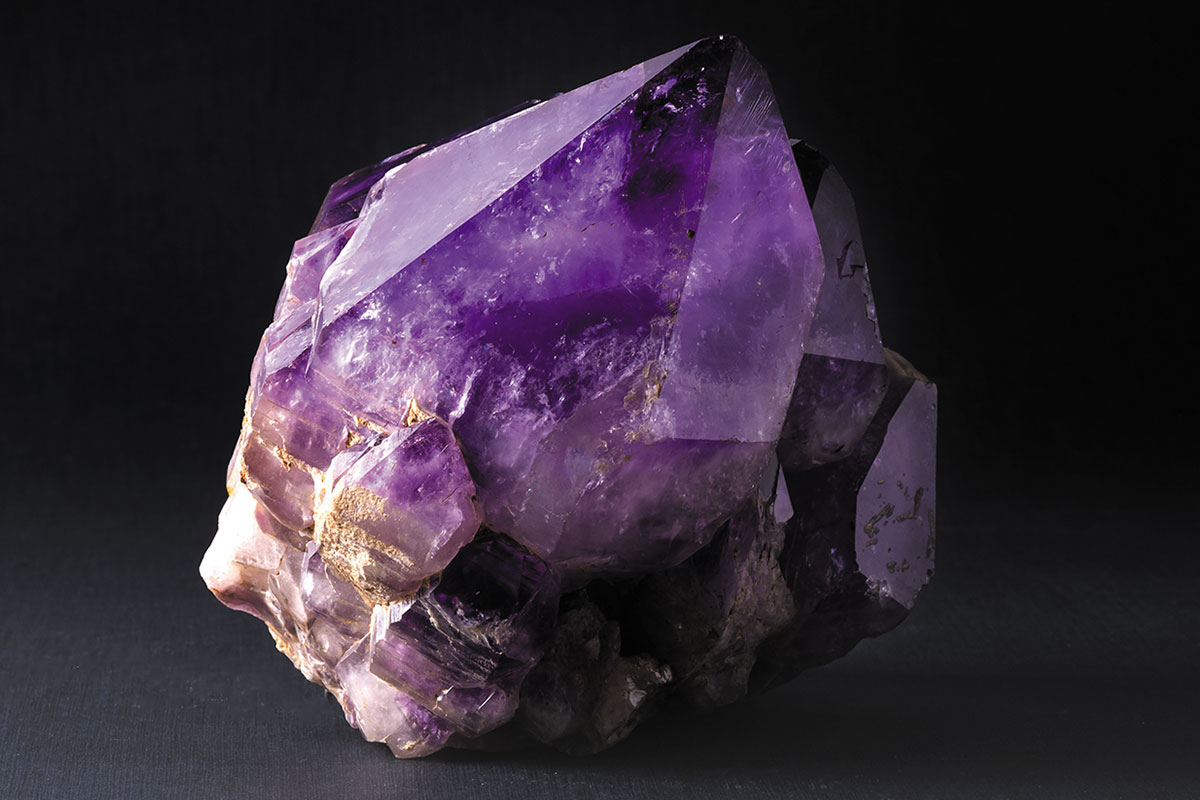 Рис. 2. Аметист уральского типа на кварце из коллекции Горного музея (Мурзинка, Урал). Фотограф Павел Долганов