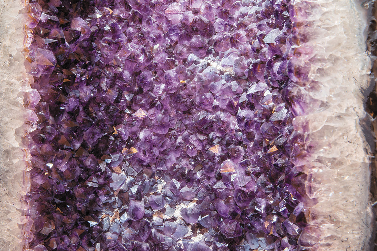 Рис. 3. Крупный план срастания кристаллов кварца и кальцита в аметистовой жеоде из коллекции Примо Ровиса в Горном музее. Фотограф Павел Долганов