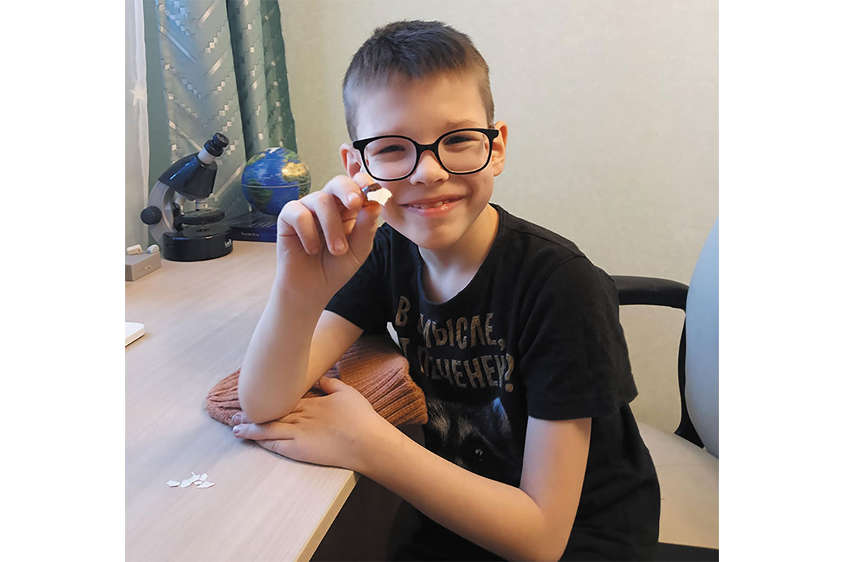 Рис. 3. Опыт по проверке янтаря на подлинность электризацией