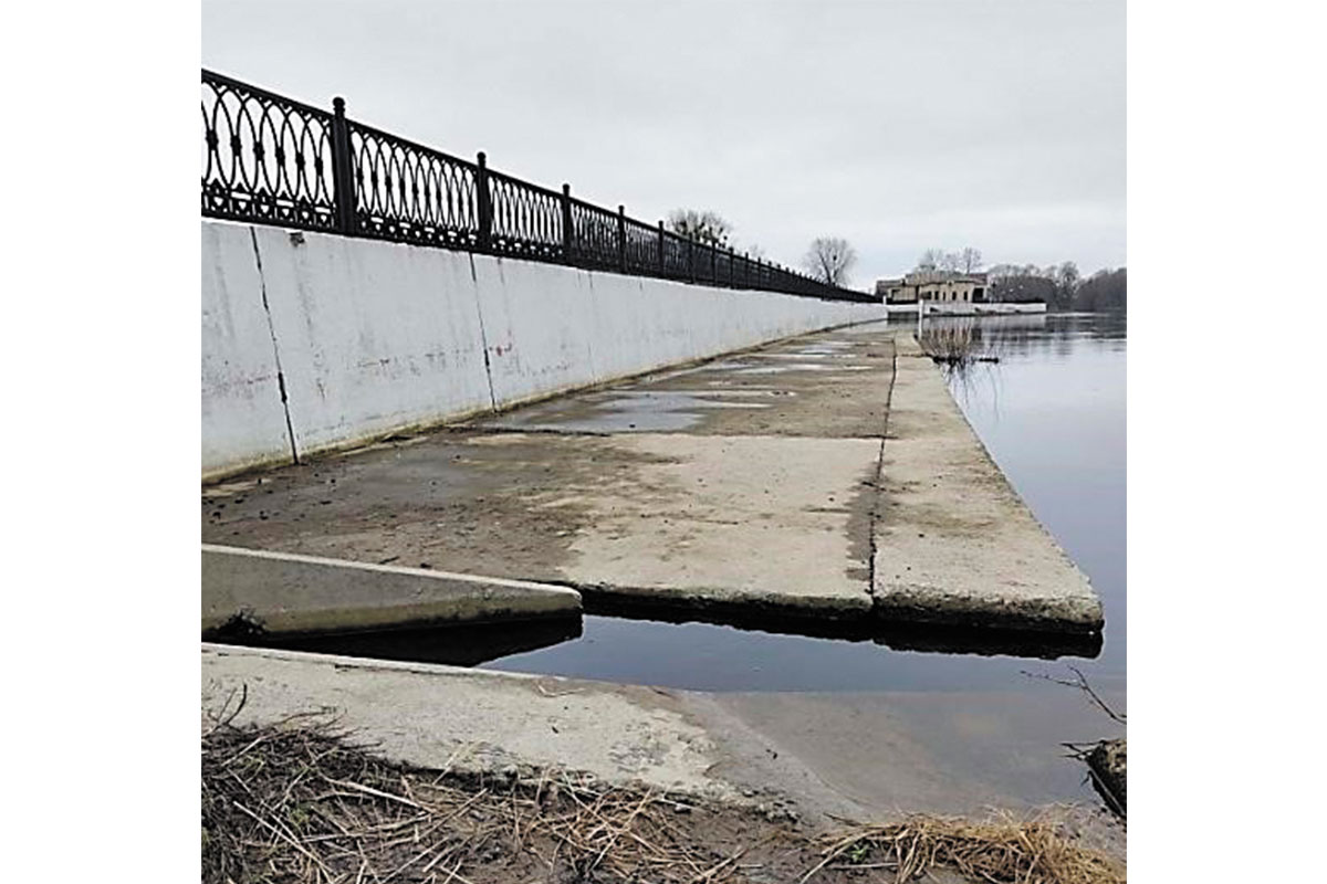 Рис. 4. Укрепление берега железобетонными стенами