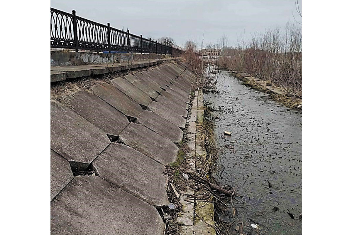 Рис. 5. Укрепление берега бетонными плитами