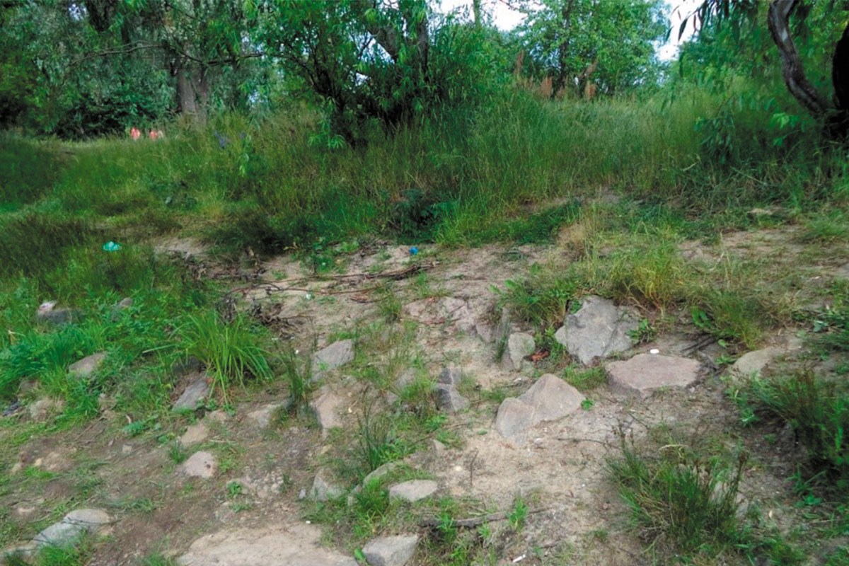 Рис. 6. Берег укреплен глыбами магматических пород