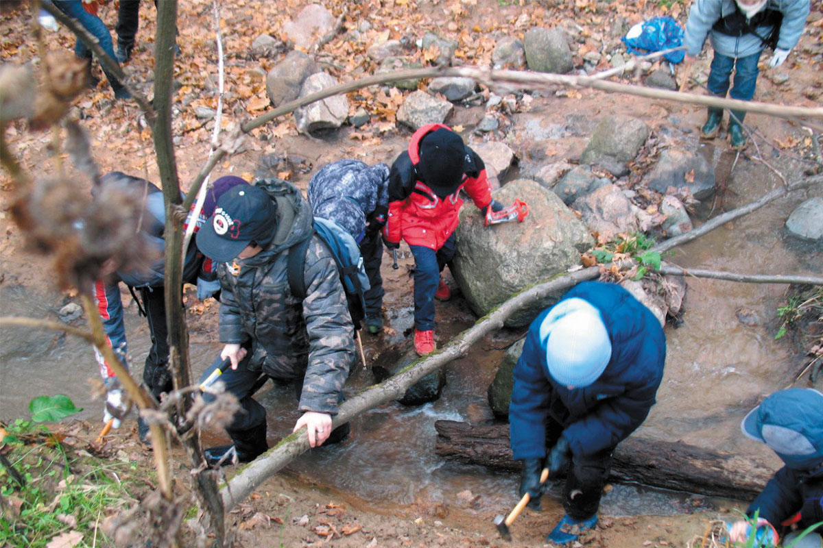 Рис. 2. Поиски образцов вдоль русла р. Чертановки