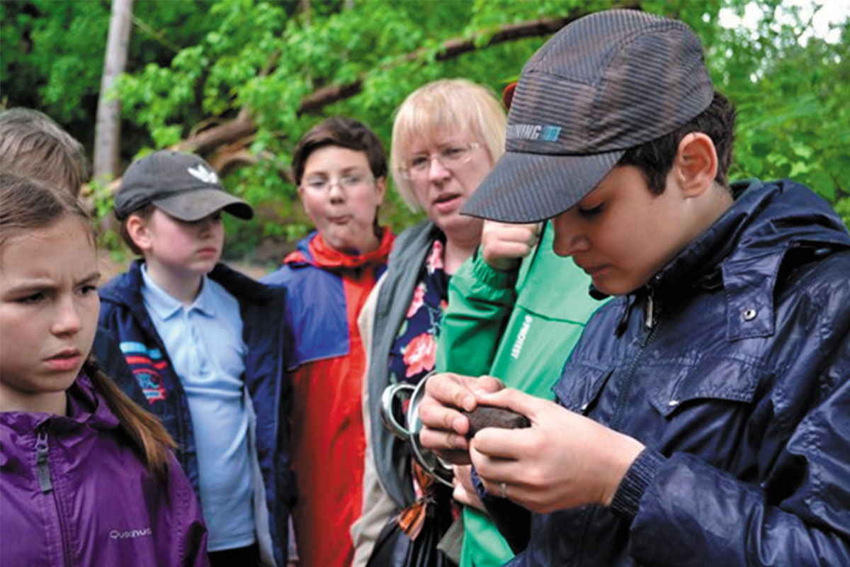 Рис. 6. Изучение палеонтологических находок на выезде в парк Коломенское