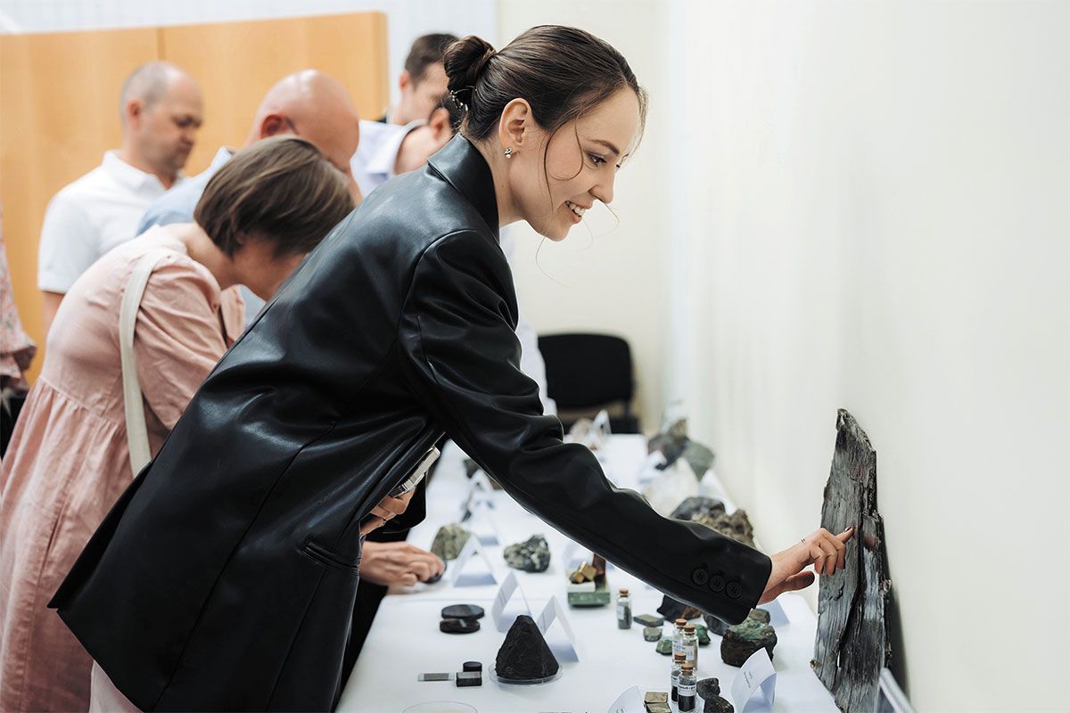 Ознакомление с коллекцией минералов в рамках официальной части праздника