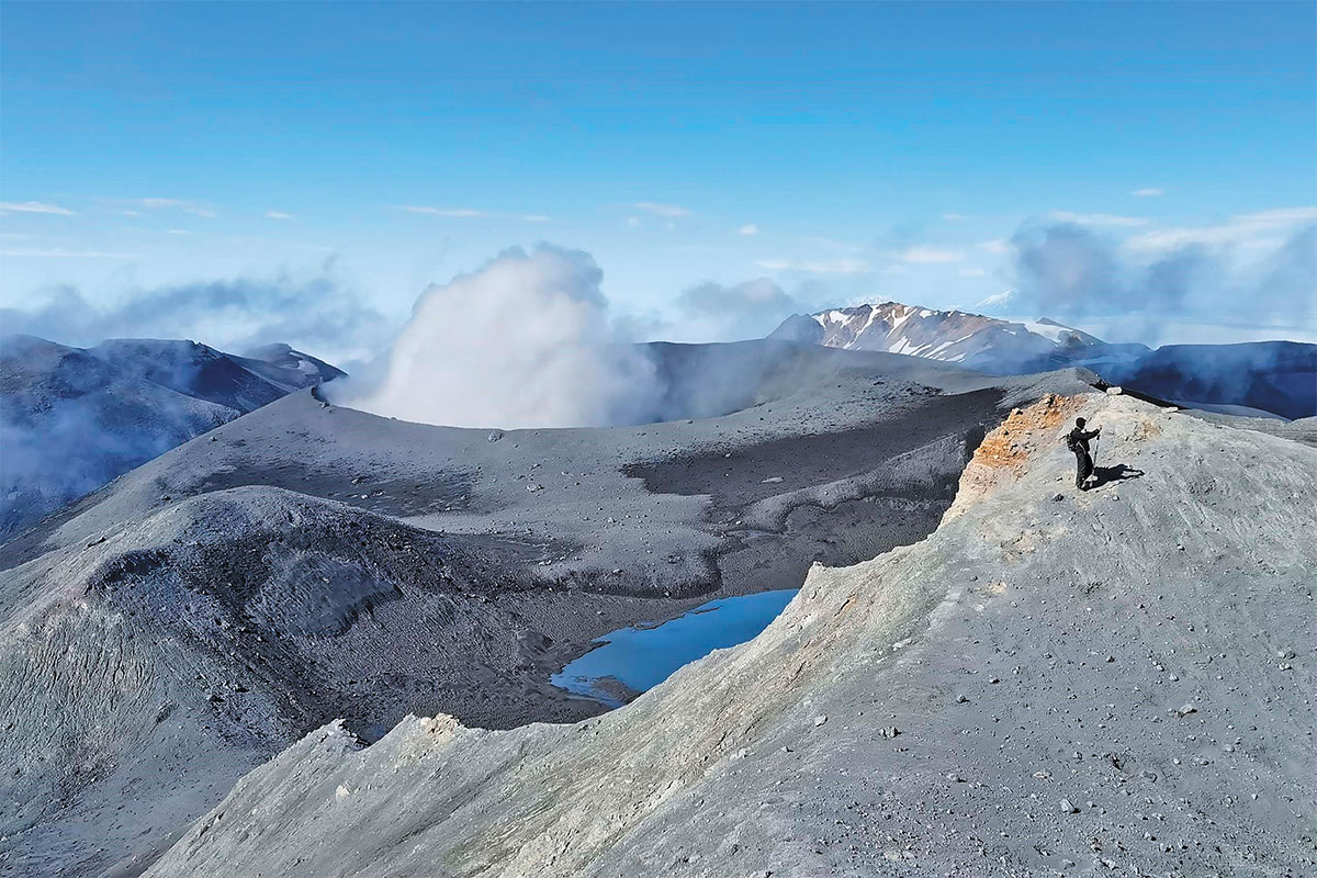 Вулкан Эбеко на острове Парамушир, в окрестности которого расположены сверхгорячие породы
