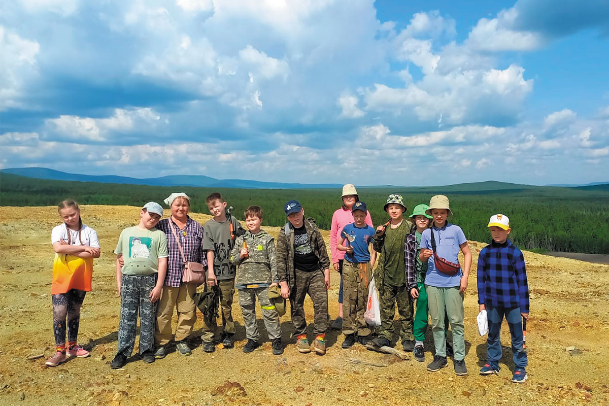 Рис. 10. Участники экспедиции на Валенторском месторождении. Вид на Конжаковский Камень. Из фотоархива экспедиции