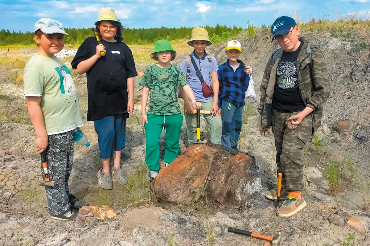 Рис. 14. Участники экспедиции нашли окаменелый пень дерева. Из фотоархива экспедиции