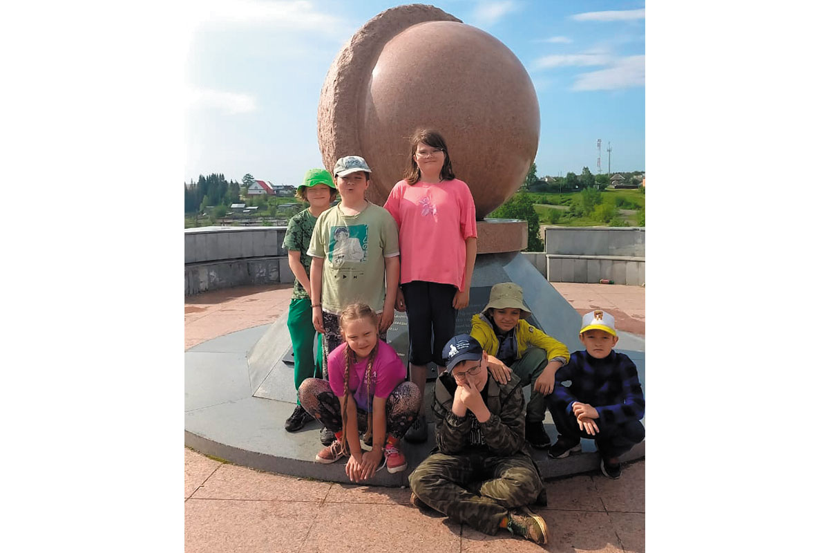 Рис. 15. Участники экспедиции у памятника бокситов в г. Североуральске. Из фотоархива экспедиции