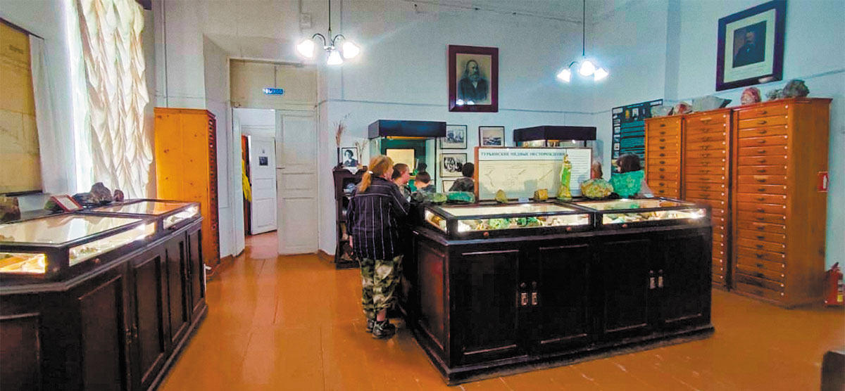 Рис. 6. Участники экспедиции в Федоровском геологическом музее г. Краснотурьинска. Из фотоархива экспедиции