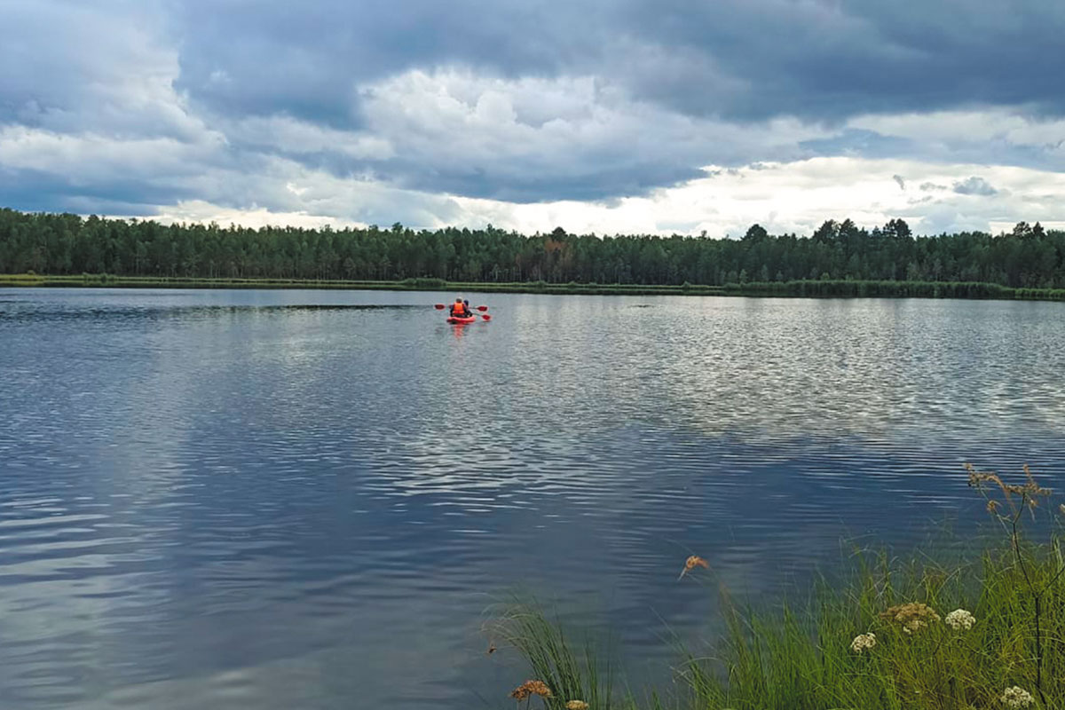 Рис. 2. Озеро Стеклянное. Вид на воду. Измерение глубины с лодки. Фото автора